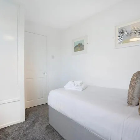 New! 3br In Traynor Square * 캐터릭 브리지