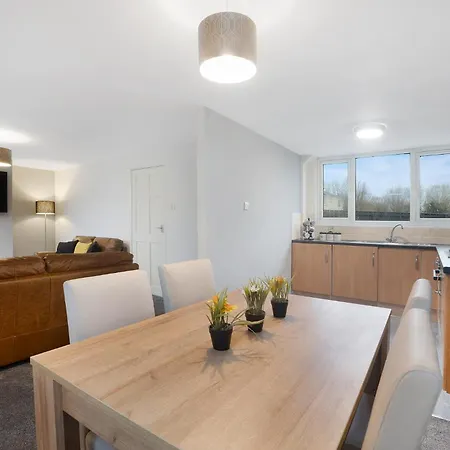 New! 3br In Traynor Square *