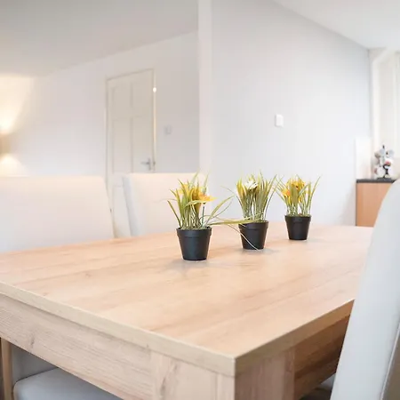 New! 3br In Traynor Square 캐터릭 브리지