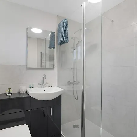 New! 3br In Traynor Square 캐터릭 브리지