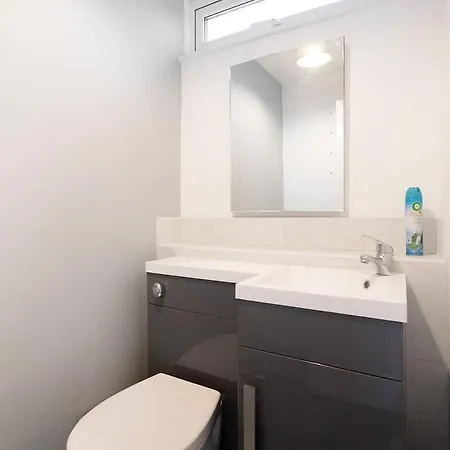 New! 3br In Traynor Square *